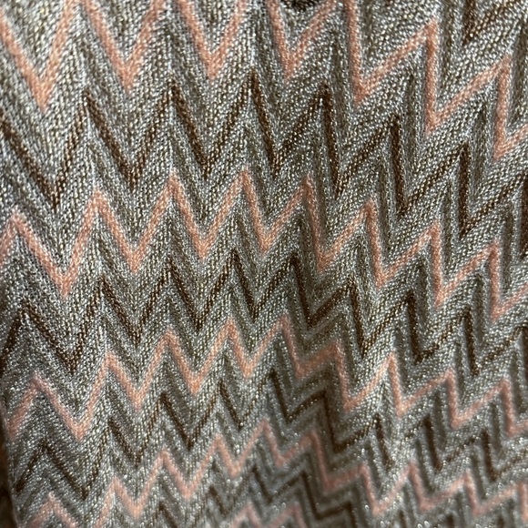 WHITE HOUSE BLACK MARKET Peach Gold Metallic V Neck Sleeveless Zigzag Tank EUC - Picture 11 of 15